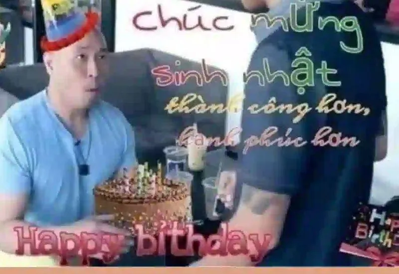 Meme sinh nhật với hình ảnh chú chó biểu cảm vui vẻ