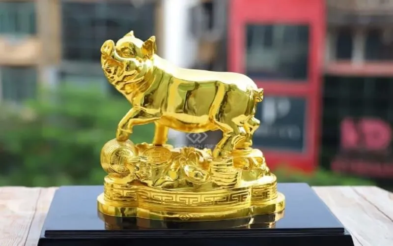 Vật phẩm phong thủy như tượng Phật A Di Đà, vòng tay đá mắt hổ giúp Đinh Hợi 2007 tăng cường tài khí, bình an.