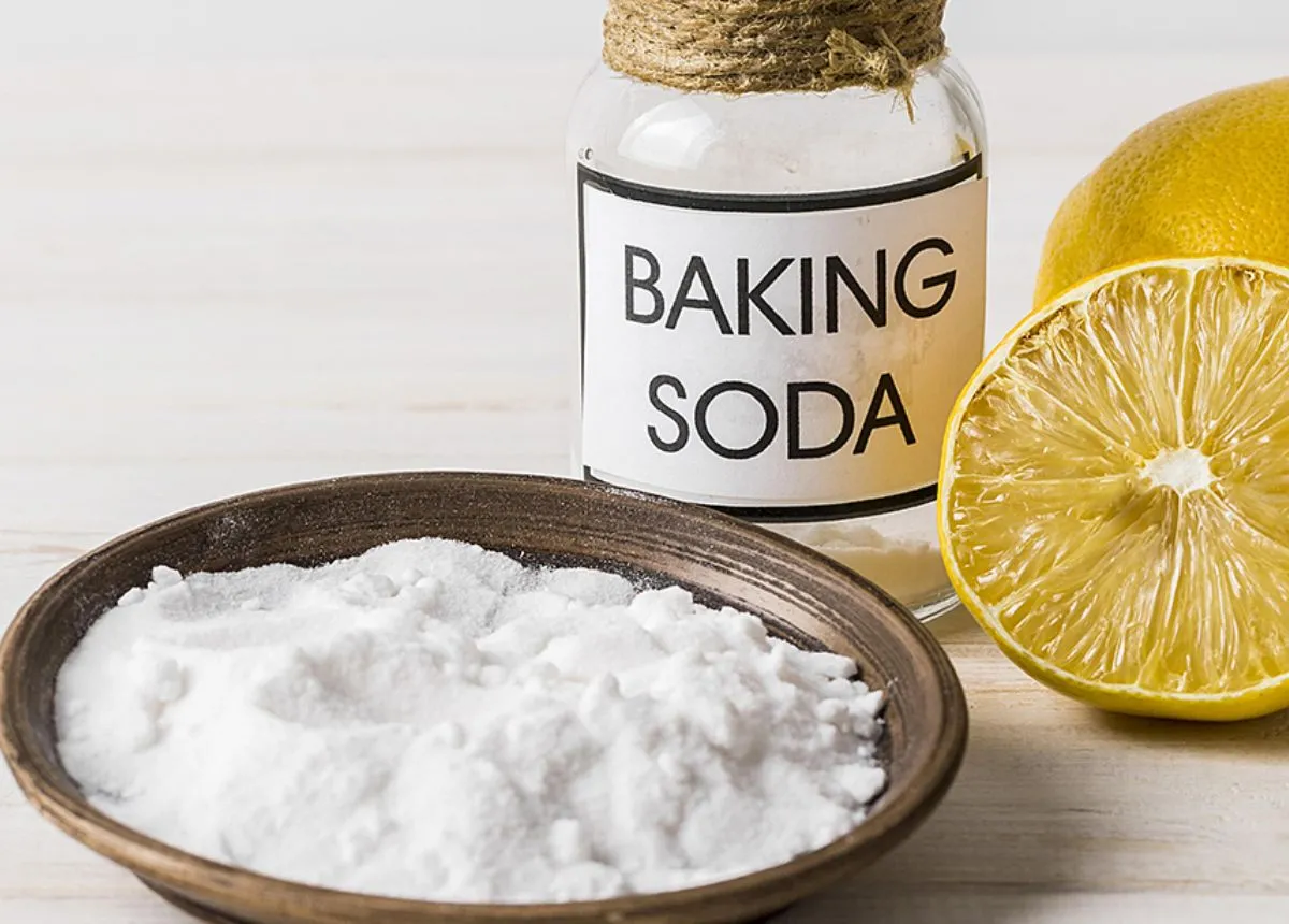 Bột baking soda trắng trên thìa, nguyên liệu tự nhiên giúp khử mùi chuột chết hiệu quả