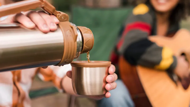 Bình giữ nhiệt cá nhân hóa làm quà chia tay đồng nghiệp nam