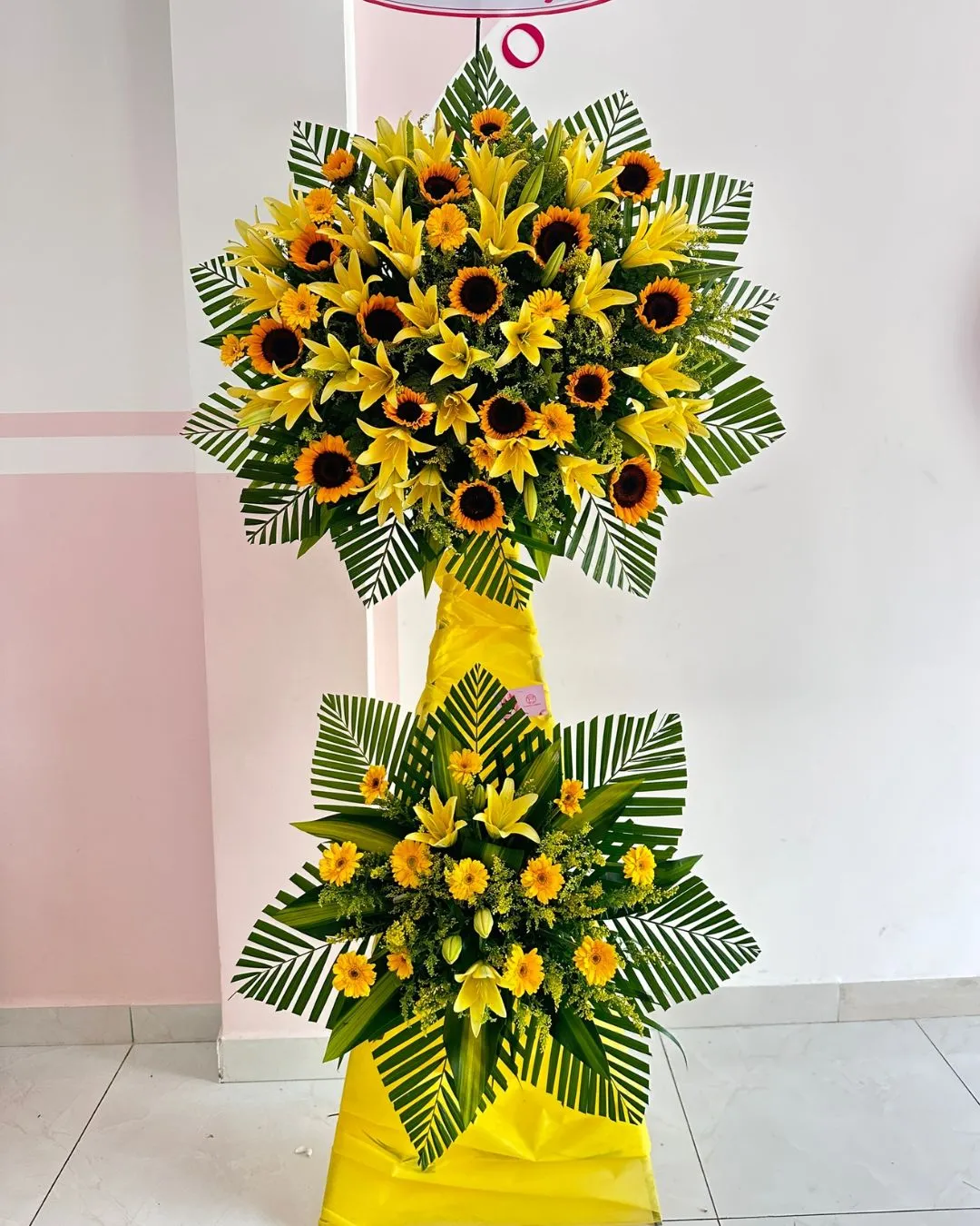 Kệ hoa ly và hướng dương rực rỡ mừng khai trương, biểu tượng cho chiến thắng và thành công