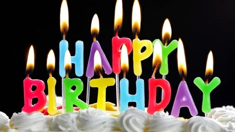 Bánh kem sinh nhật đẹp nhất với nến lung linh và thông điệp Happy Birthday