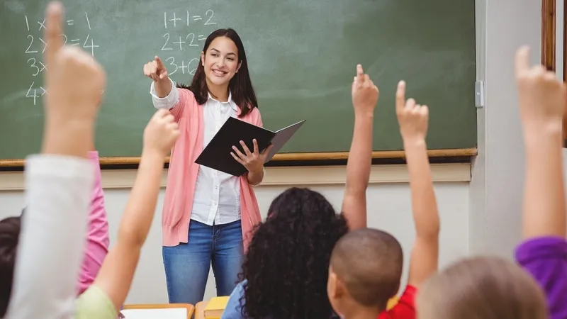 Nghề nghiệp phù hợp cho người sinh 21/5 cung Song Tử bao gồm giáo viên, nhà báo nhờ khả năng giao tiếp