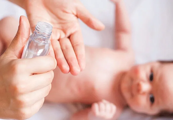 Hướng dẫn cách sử dụng tinh dầu tràm đúng cách cho trẻ em và người lớn
