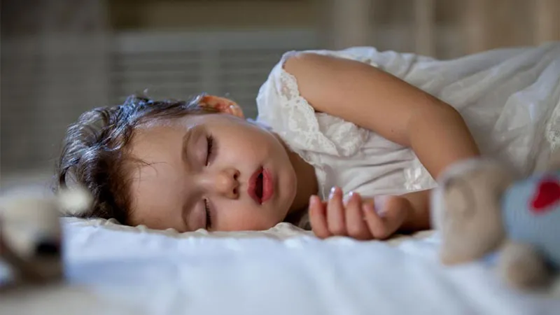 Trẻ sơ sinh ra mồ hôi trộm ở đầu cần được theo dõi