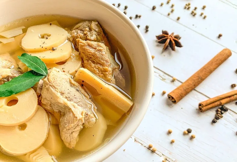 Vỏ quế khô cuộn tròn và bột quế mịn, gia vị quen thuộc trong ẩm thực