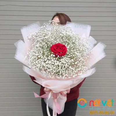 Cô dâu cầm bó hoa baby trắng trong ngày cưới biểu tượng tình yêu vĩnh cửu