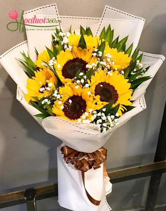 Bó hoa hướng dương kết hợp baby's breath trắng tinh khôi, tượng trưng cho tình yêu đơn phương nhưng bền bỉ