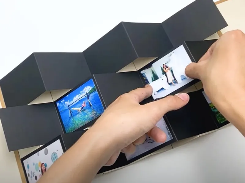Dán lần lượt ảnh gia đình vào khung quà sinh nhật handmade cho mẹ