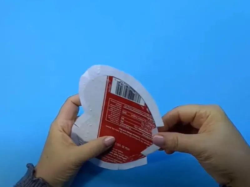 Dán băng keo hai mặt lên viền trái tim để tạo hộp quà