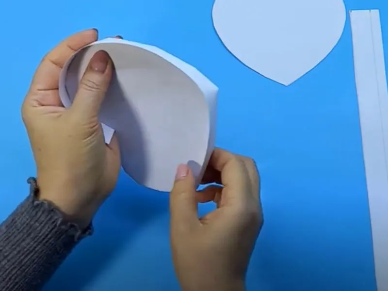 Làm nắp hộp quà trái tim với màu sắc yêu thích cho mẹ