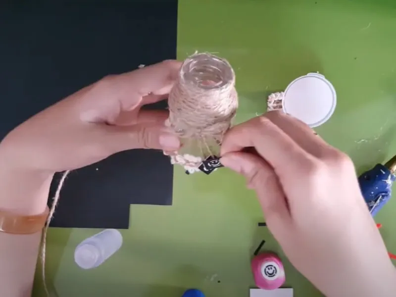 Trang trí thêm các sticker và hình ảnh lên lọ hoa handmade tặng mẹ