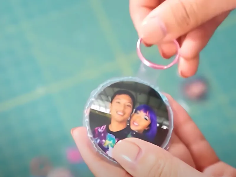 Gắn khoen và hoàn thành móc khóa handmade tặng mẹ ý nghĩa