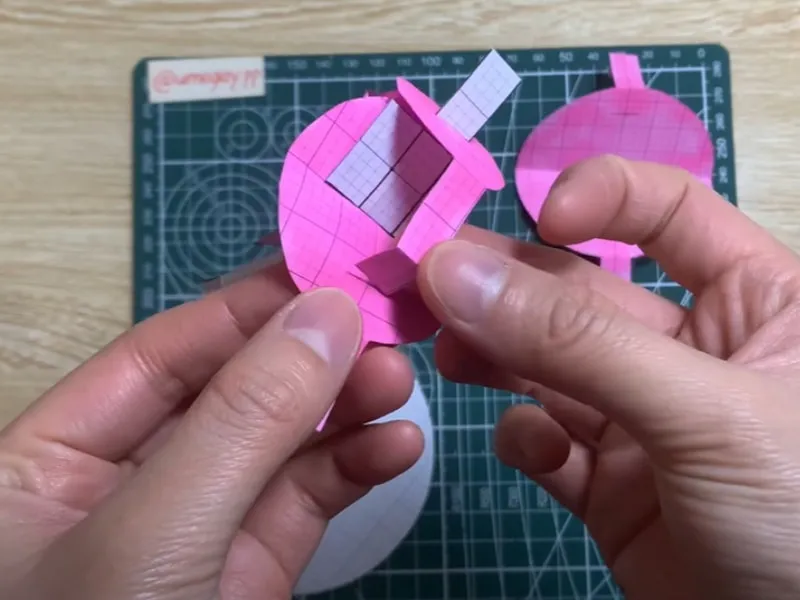 Ghép hình chữ nhật với hình tròn đã tô màu để tạo thiệp 3D