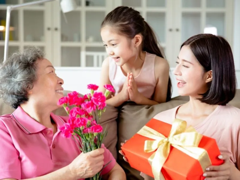Hộp quà sinh nhật handmade màu hồng kèm thiệp chúc mẹ yêu thương