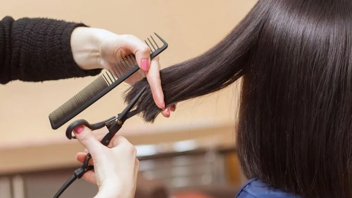 Cắt tỉa tóc thường xuyên giúp loại bỏ tóc chẻ ngọn