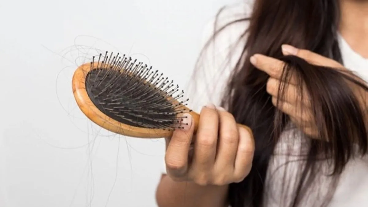 Tránh chải tóc khi ướt giúp tóc giảm gãy và mọc nhanh