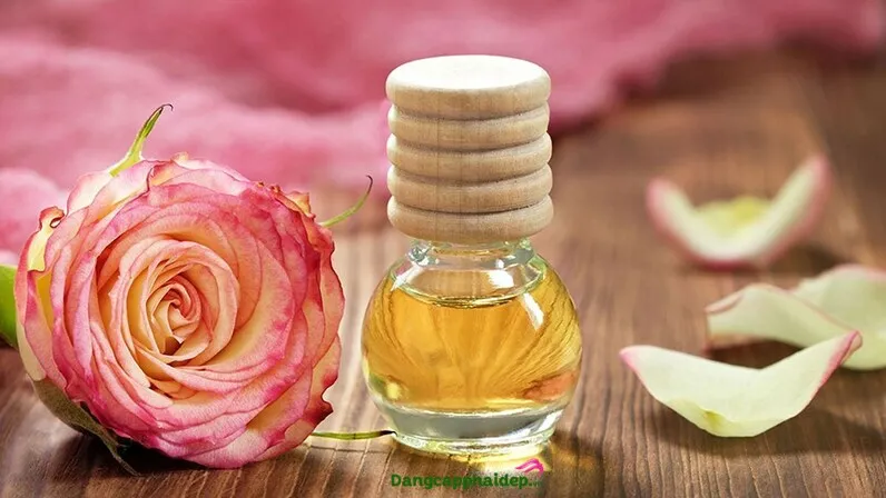 Chai tinh dầu thiên nhiên và hoa oải hương, gợi ý cách tạo mùi thơm cơ thể cho nữ bằng liệu pháp hương thơm.