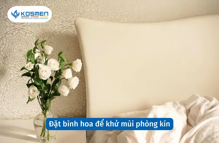 Đặt bình hoa tươi là một cách tự nhiên và đẹp mắt để khử mùi hôi phòng kín