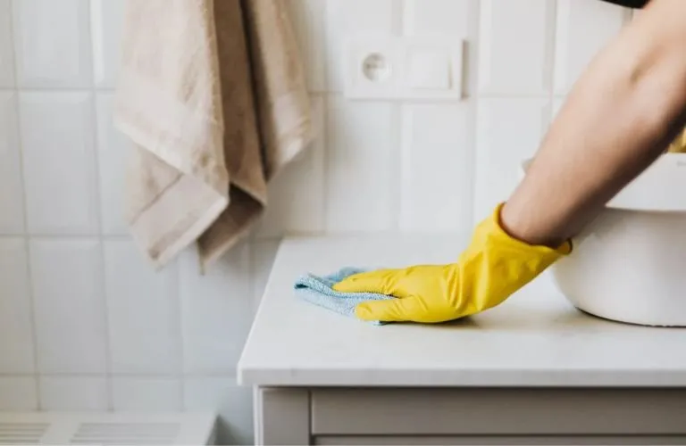Dọn dẹp nhà cửa thường xuyên giúp giữ không gian sạch sẽ và khử mùi hôi phòng hiệu quả