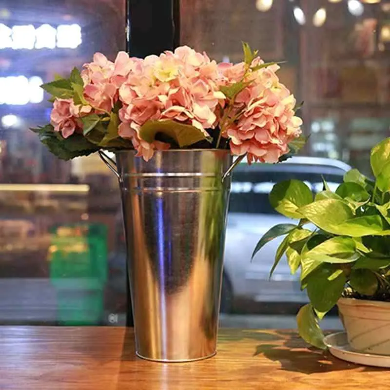 Hoa cắm trong xô thiếc độc đáo