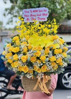 Giỏ hoa tươi tắn với hoa hướng dương và lan, gợi ý hình ảnh hoa sinh nhật cho anh trai mạnh mẽ.