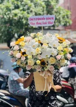 Lẵng hoa lan và ly sang trọng bày tỏ lòng kính trọng, mẫu hình ảnh hoa sinh nhật tặng bố.