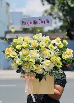 Bình hoa nhiều màu sắc tươi vui, hình ảnh hoa sinh nhật tặng em trai tràn đầy năng lượng.