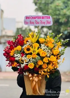Bó hoa hồng đỏ và lan sang trọng, món quà ý nghĩa trong hình ảnh hoa sinh nhật tặng chồng.