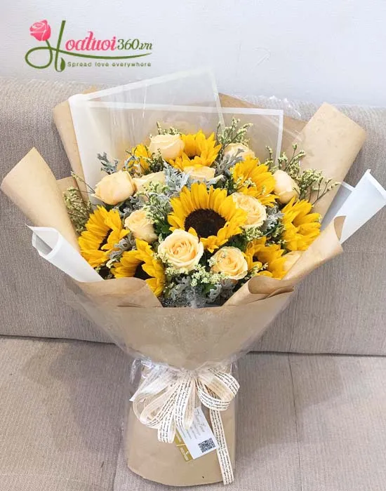 Bó hoa hướng dương vàng tươi kết hợp hoa hồng đỏ, thể hiện tình yêu nồng cháy và sự ngưỡng mộ