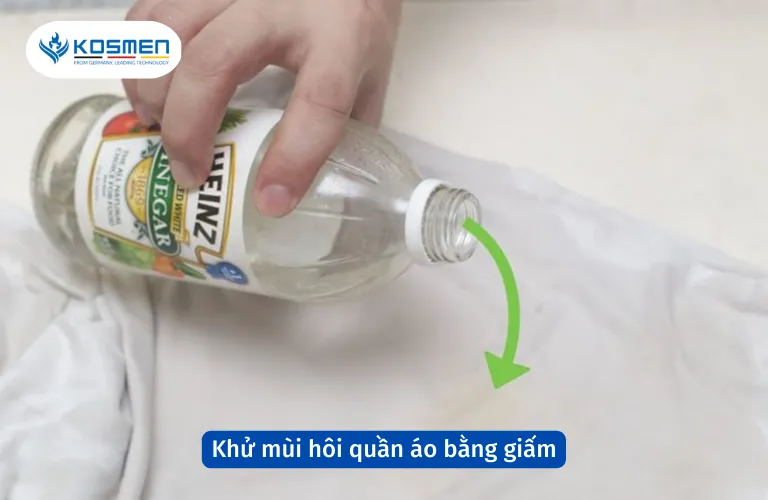 Sử dụng giấm trắng để loại bỏ mùi hôi và ẩm mốc trên quần áo