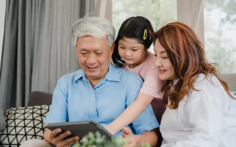 Người lớn tuổi hạnh phúc nhận lời chúc mừng sinh nhật và những món quà ý nghĩa