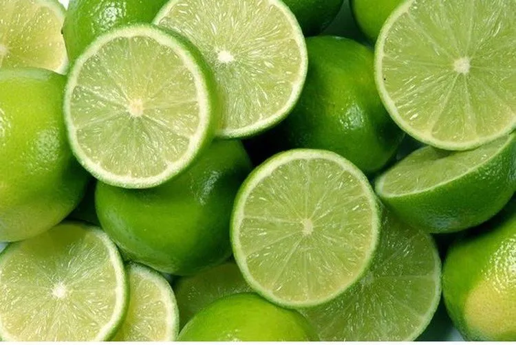 Những lát chanh tươi giúp khử mùi hôi khó chịu trong tủ lạnh một cách tự nhiên