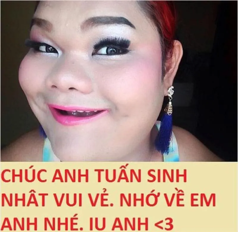Meme mừng sinh nhật hài với hình ảnh chú mèo đang cười &quot;nham hiểm&quot; và lời chúc &quot;bớt vô duyên&quot;