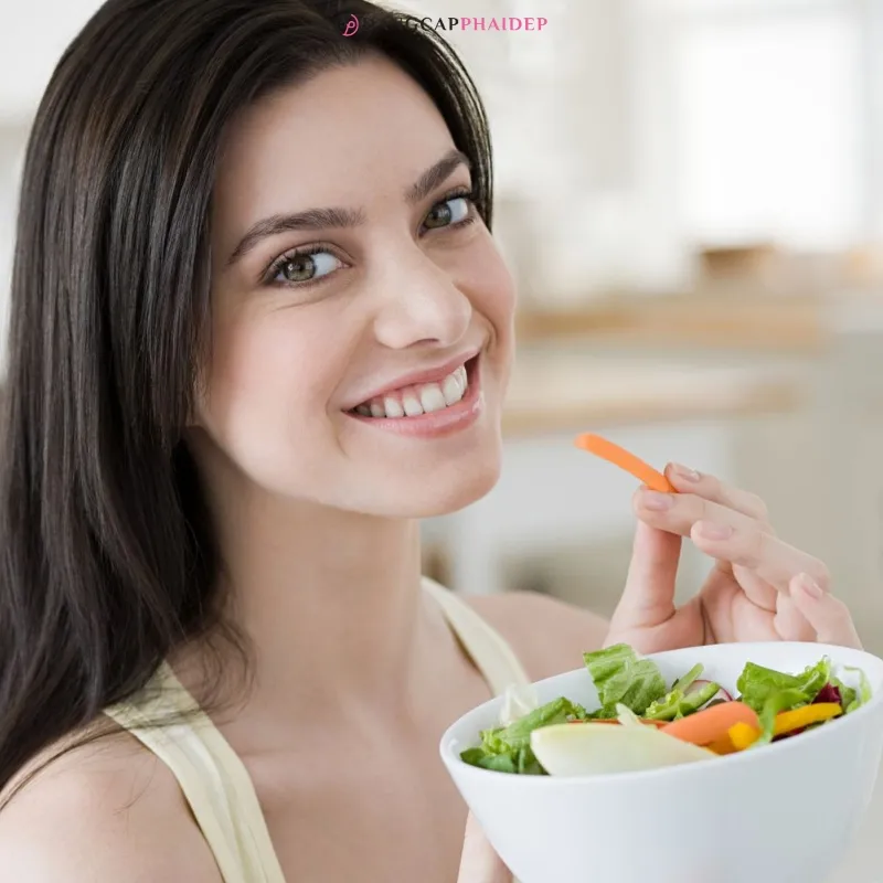 Hình ảnh trái cây tươi và cốc nước, biểu tượng cho lối sống lành mạnh giúp cải thiện mùi cơ thể tự nhiên.