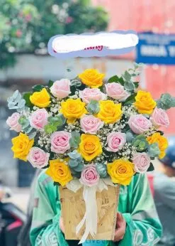 Hoa hướng dương và hồng vàng rực rỡ tượng trưng cho niềm vui, gợi ý hình ảnh hoa sinh nhật cho nam giới.
