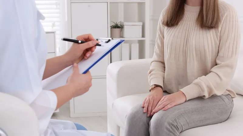 Đi khám bác sĩ khi mùi nước tiểu khai kéo dài hoặc kèm triệu chứng bất thường