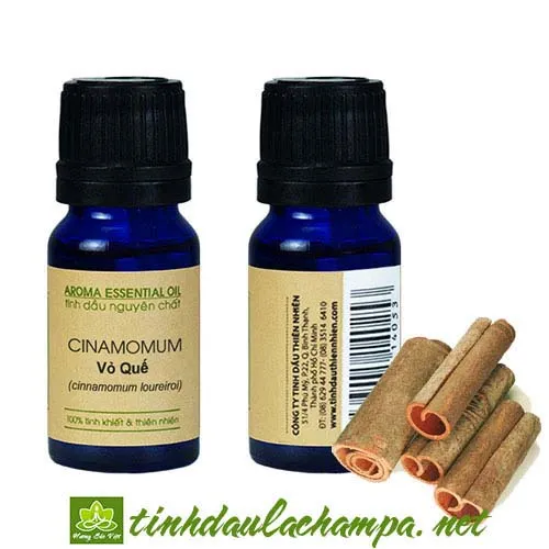 Chai tinh dầu quế nguyên chất với vỏ quế khô và bột quế thơm nồng
