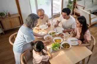 Bữa cơm gia đình ấm cúng là món quà sinh nhật bố đầy ý nghĩa và tình cảm