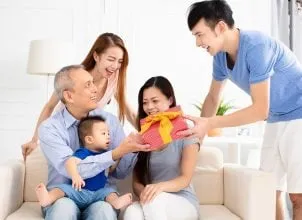 Nụ cười hạnh phúc của bố khi nhận quà sinh nhật ý nghĩa từ con cái