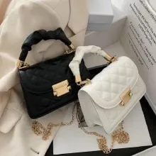 Túi xách hoặc ví, món quà 20/11 tinh tế thể hiện sự quan tâm đến phong cách của cô giáo