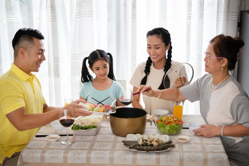 Bữa cơm gia đình ấm cúng sum vầy, món quà sinh nhật mẹ ý nghĩa nhất