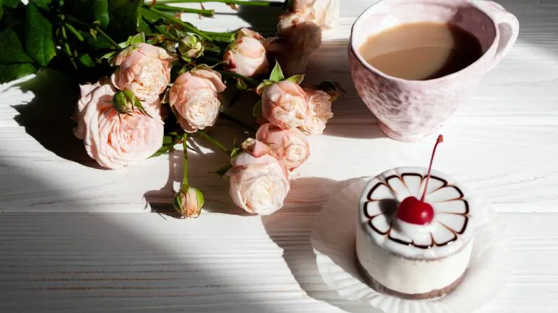 Bánh sinh nhật màu pastel trang trí hoa tươi và kẹo ngọt, tải ảnh hoa và bánh sinh nhật đẹp