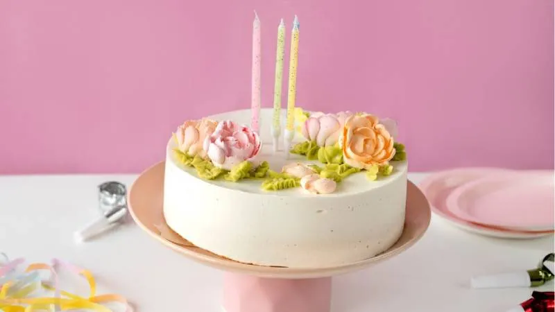 Bánh sinh nhật kem bơ với hoa mẫu đơn, tải ảnh hoa và bánh sinh nhật đẹp tinh tế