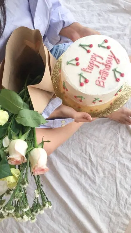 Bánh sinh nhật vani và hoa hướng dương, ảnh nền điện thoại tràn đầy năng lượng