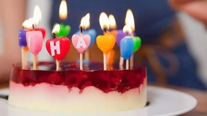 Chiếc bánh quà sinh nhật lớn với nến và pháo hoa