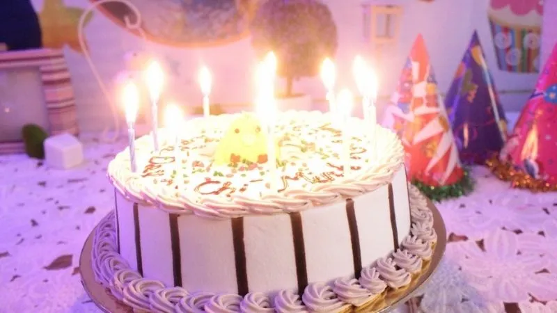 Hình ảnh quà sinh nhật với bánh kem socola và nến