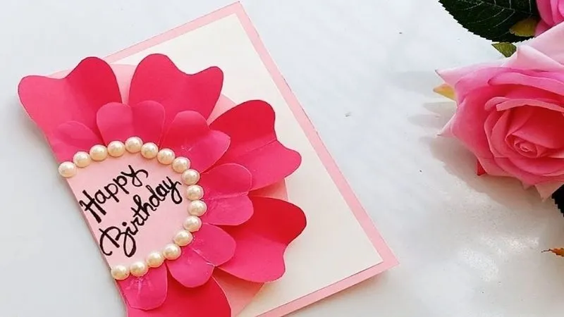 Hình ảnh quà sinh nhật với bó hoa hồng tươi thắm