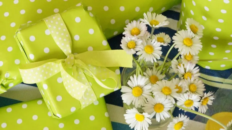 Bó hoa hồng phấn, cẩm chướng và hoa baby trắng tinh tế