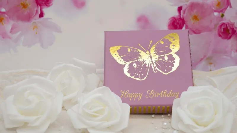 Lẵng hoa baby trắng và hoa hồng pastel lãng mạn